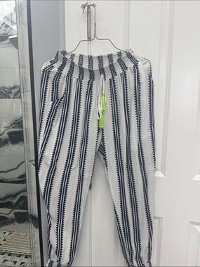 Vertical Stripe Elastic-Waist Ankle Pants - White & Navy